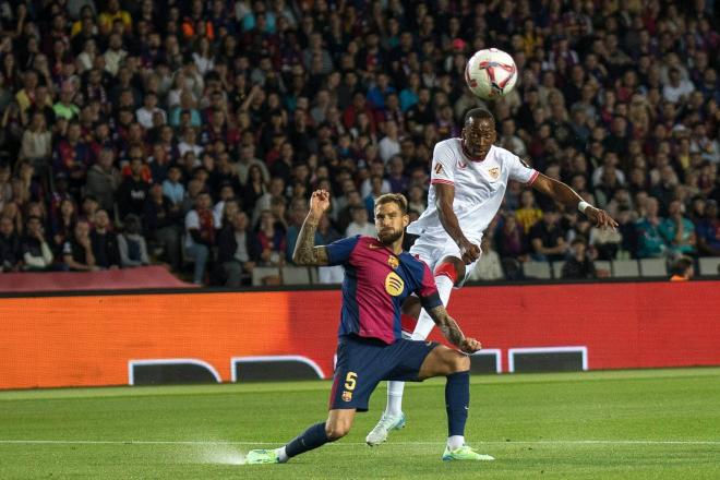 Dodi Lukebakio, jugador del Sevilla, ante el Barça (Foto: Cordon Press).