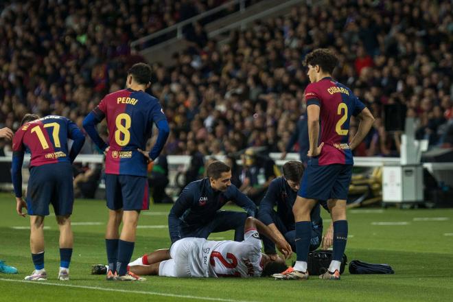 La lesión de Chidera Ejuke ante el Barça (Foto: Cordon Press).