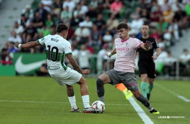 Pablo García, en el Elche-Sporting (Foto: LaLiga).