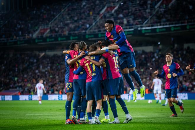 Los jugadores del Barça celebran un gol de Lewandowski al Sevilla (Foto: FCB).