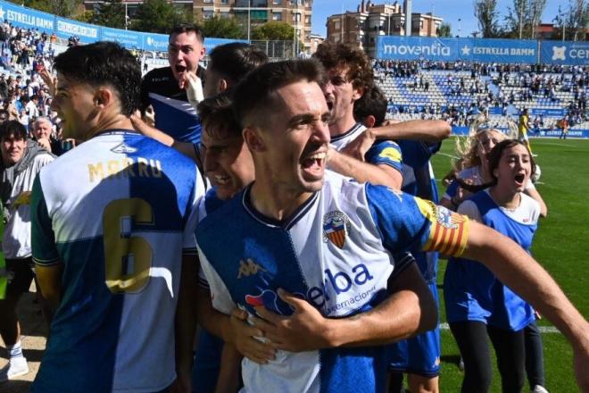 Los jugadores del Sabadell celebran la victoria ante el Atlético Baleares (Foto: CE Sabadell).