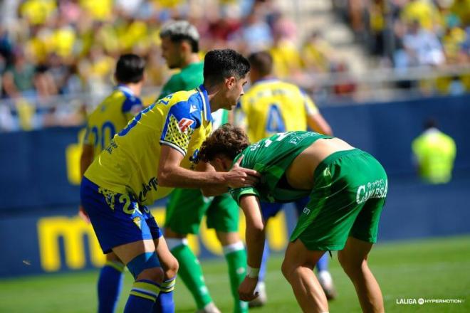 Lance del partido entre el Cádiz y el Racing en el Nuevo Mirandilla (Foto: LALIGA HYPERMOTION).