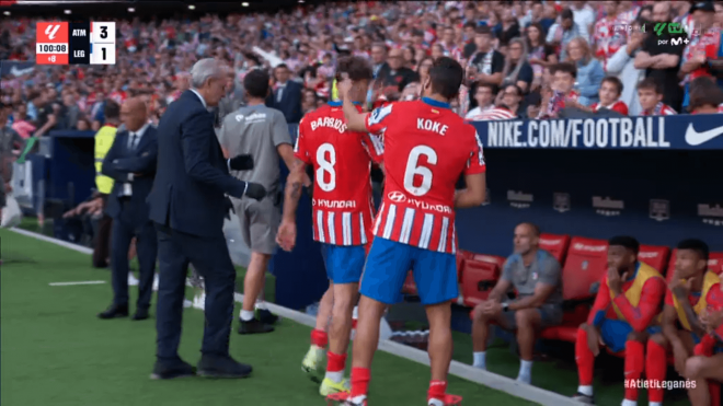 Koke se acerca a Pablo Barrios cuando éste se dirigía al banquillo en el Atlético-Leganés (foto: captura Movistar +).