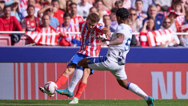 Pablo Barrios ante Renato Tapia durante el Atlético-Leganés (foto: Cordon Press).