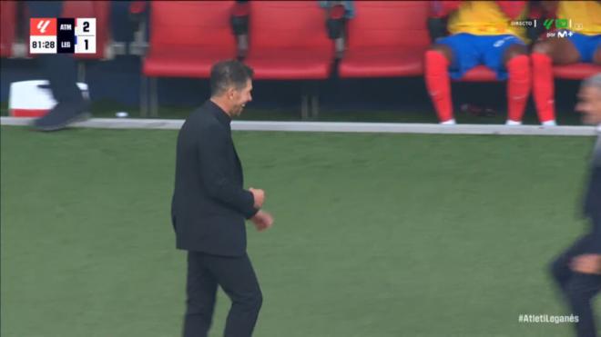 Diego Simeone sonrió tras la acción de su hijo Giuliano en el Atlético-Leganés (foto: Captura M)