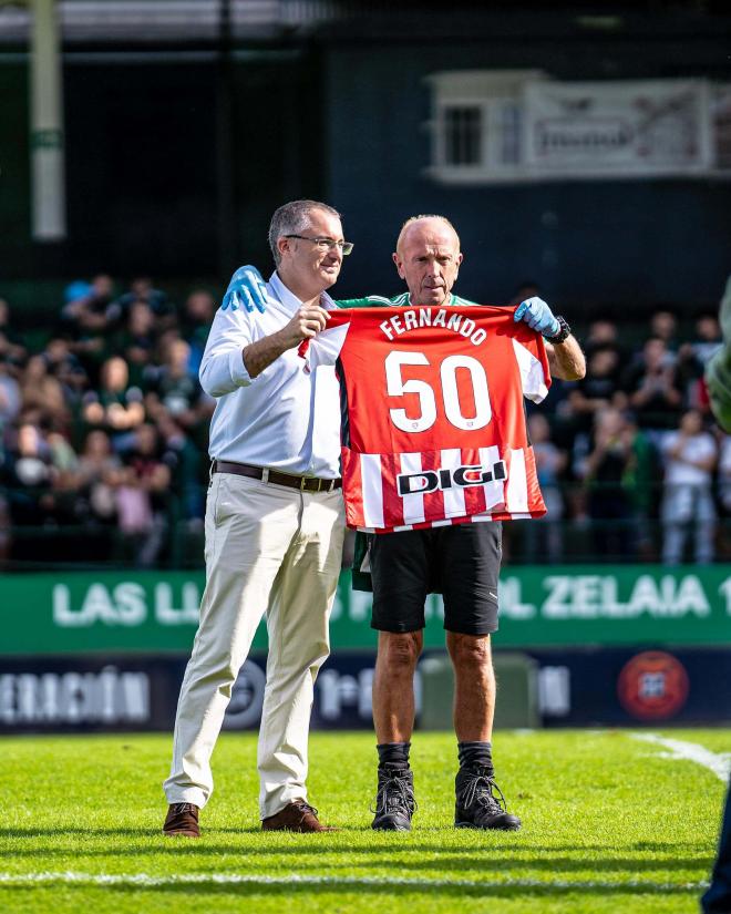 El regalo rojiblanco a Fernando, fisioterapeuta del Sestao River. (Foto: Athletic Club)