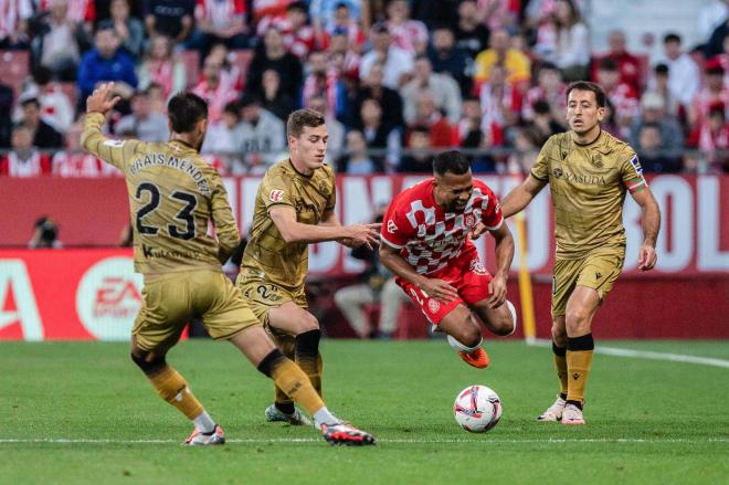 Yangel Herrera cae derribado en el Girona-Real Sociedad (Foto: Cordon Press).