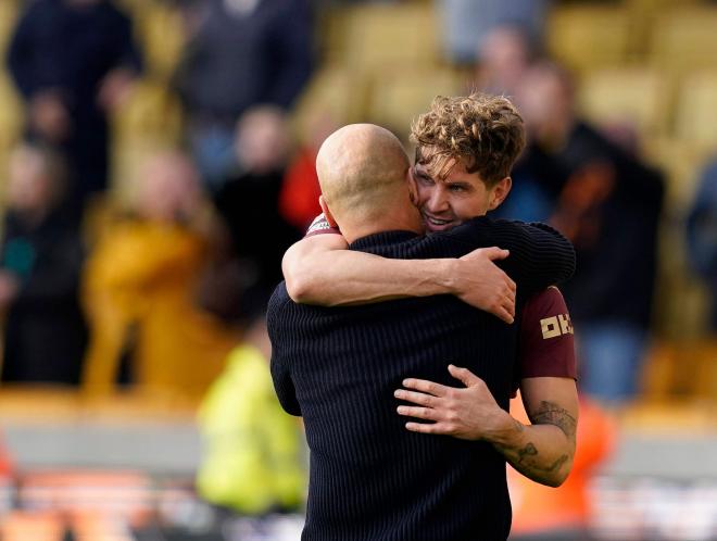 Pep Guardiola abraza a Stones tras su gol en el Wolves-Manchester City (Foto: Cordon Press).