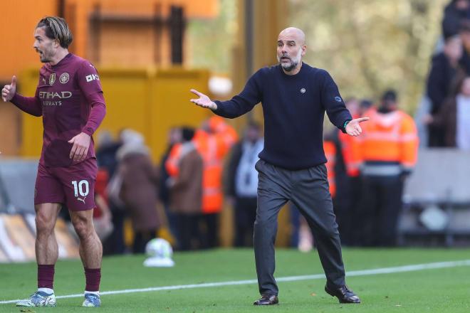 Pep Guardiola, incrédulo ante la revisión del VAR del gol de Stones al Wolves (Foto: Cordon Press