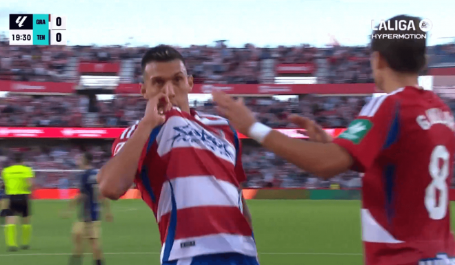 Uzuni celebra su primer gol en el Granada-Tenerife.