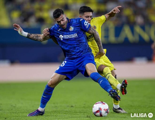 Diego Rico e Ilias Akhomach pelean un balón en el Villarreal-Getafe (Foto: LALIGA).