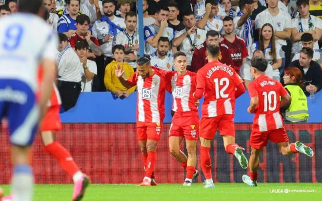 Luis Suárez pide perdón tras uno de sus goles en el Zaragoza-Almería (Foto: LALIGA).