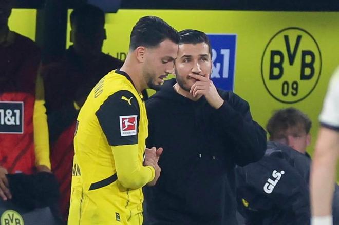 Nuri Sahin con uno de sus jugadores del Dortmund (Cordon Press)