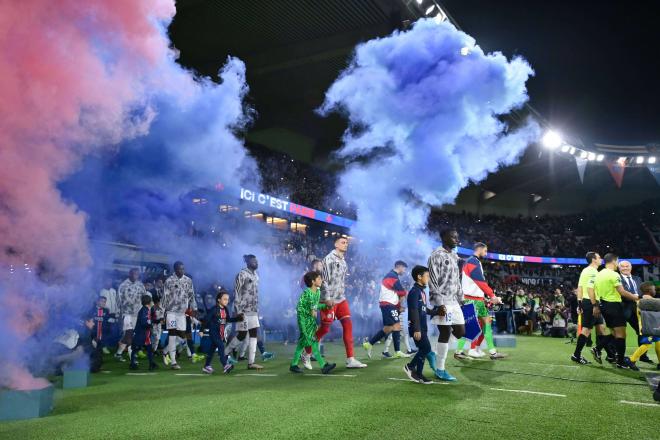 Los jugadores del PSG y Estrasburgo saltan al césped en el Parque de los Príncipes (FOTO: Cordón