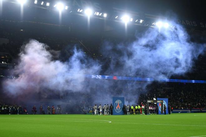 Los jugadores del PSG y Estrasburgo, ante los aficionados en el Parque de los Príncipes (FOTO: Cor