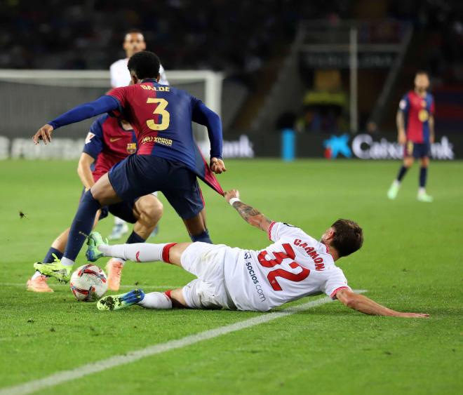 Carmona, ante Balde, en el Barcelona-Sevilla (Foto: Cordon Press).