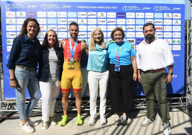 Foto de la Consejera, junto a Jairo Ruiz y otras autoridades.