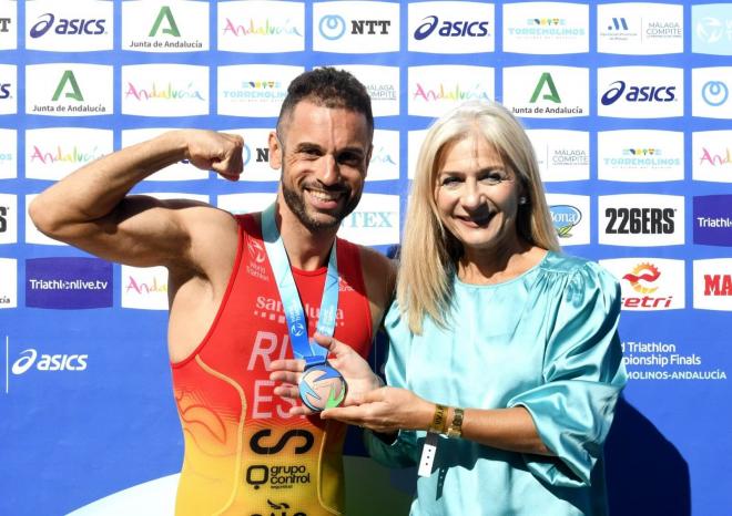 Patricia del Pozo, posa junto a Jairo Ruiz con su medalla de bronce.