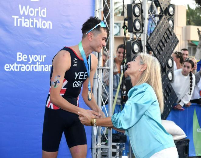 Patricia del Pozo felicita a uno de los triunfadores en la prueba Élite masculina.