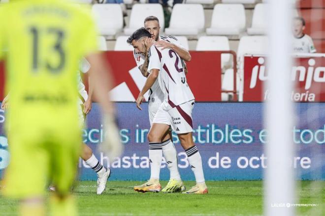 Los jugadores del Albacete celebran uno de los goles al Burgos (Foto: LALIGA).