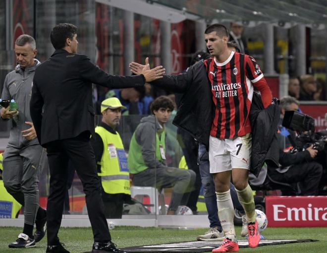 Álvaro Morata saluda a Paulo Fonseca en un partido del Milan (Foto: Cordon Press).