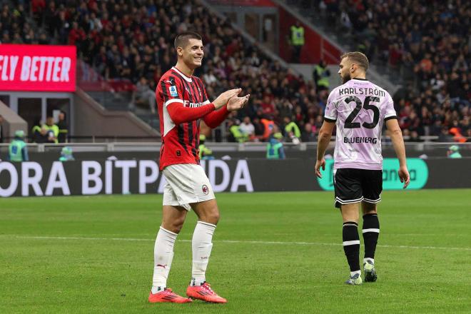 Álvaro Morata aplaude tras un gol con el Milan (Foto: Cordon Press).