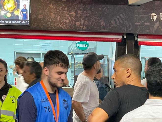 Arda Turan en Mestalla de incógnito y con gorra