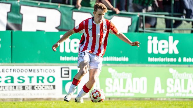 El jugador del Bilbao Athletic Endika Buján jugando un partido en Sestao (Foto: Athletic Club).