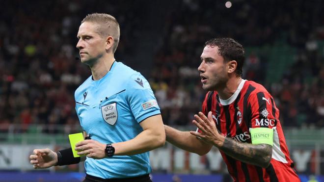 Davide Calabria, con el brazalete, protesta una jugada en un partido del Milan (FOTO: Cordón Press