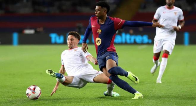 Carmona, ante Balde, en el Barcelona-Sevilla (Foto: Cordon Press).