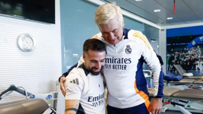 Dani Carvajal junto a Carlo Ancelotti (Fuente: Real Madrid)