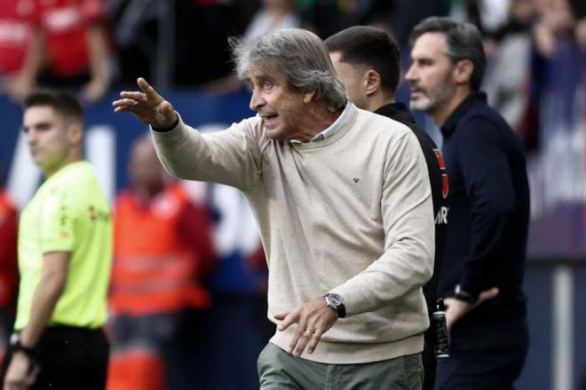 Manuel Pellegrini da indicaciones en El Sadar (foto: EFE).