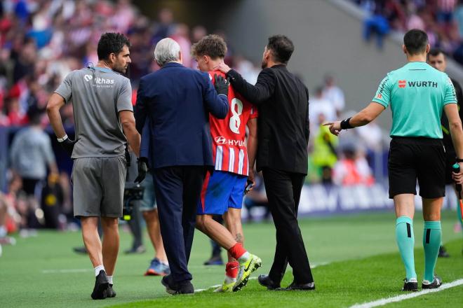 Pablo Barrios marchándose al banquillo (Foto: Europa Press)