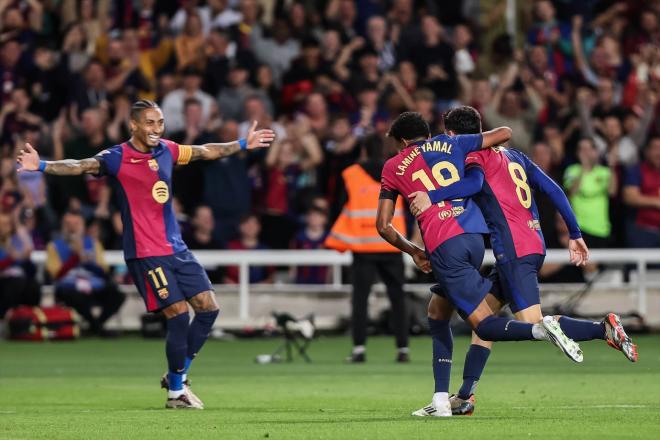 Raphinha, Pedri y Lamine Yamal celebran un gol ante el Sevilla (Foto: Europa Press)