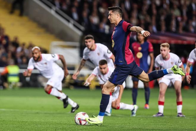 Robert Lewandowski disparando el penalti ante el Sevilla (Foto: Europa Press)