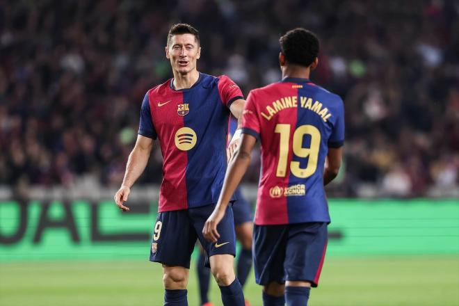 Robert Lewandowski y Lamine Yamal celebrando un gol ante el Sevilla (Foto: Europa Press)