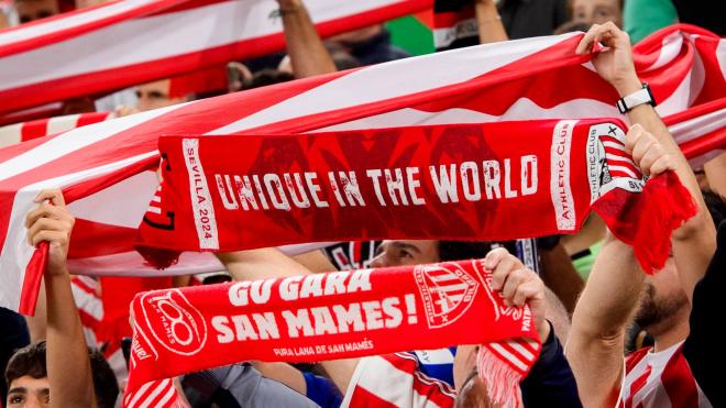 La grada de San Mamés luce sus bufandas en un partido de la UEFA Europa League (Foto: Athletic Club).