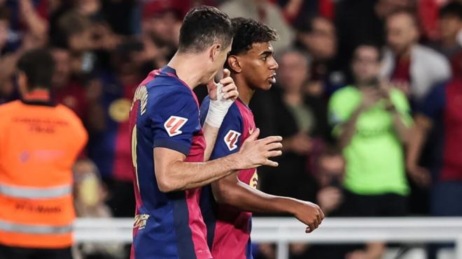 Robert Lewandowski y Lamine Yamal, ante el Sevilla (Foto: Europa Press)