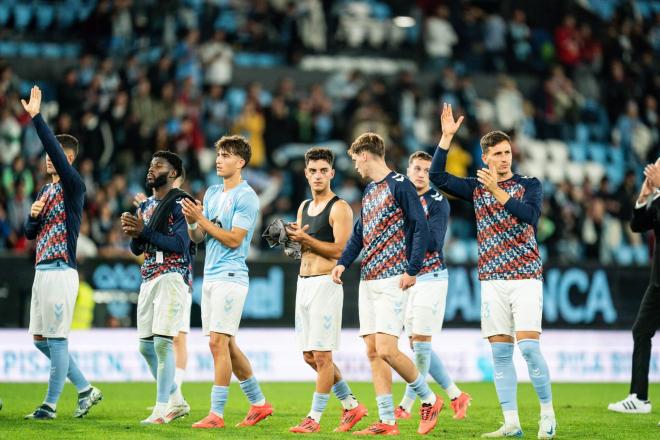 Los jugadores del Celta dando gracias a la afición ante el Real Madrid (Foto: RC Celta).