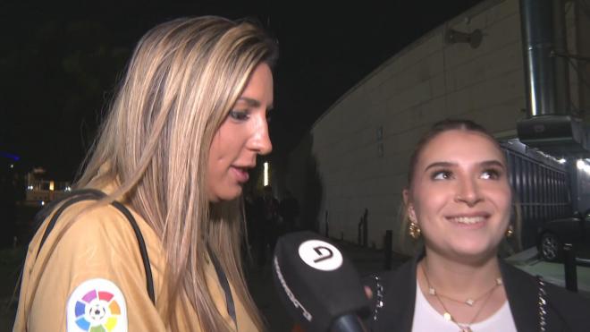 La aficionada del Real Madrid junto a su amiga culé (ElDesmarque)