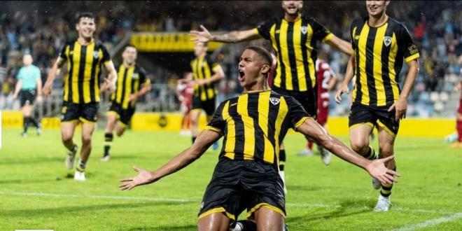 Maroan Sannadi celebra un gol con el Barakaldo.