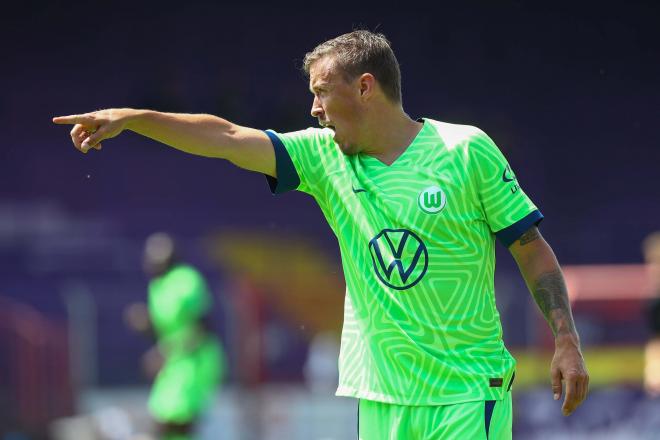 Max Kruse da indicaciones durante un partido del Wolfsburgo (Foto: Cordon Press).