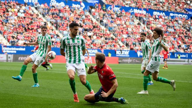 Marc Bartra en una acción del Osasuna-Betis (foto: Cordón Press).