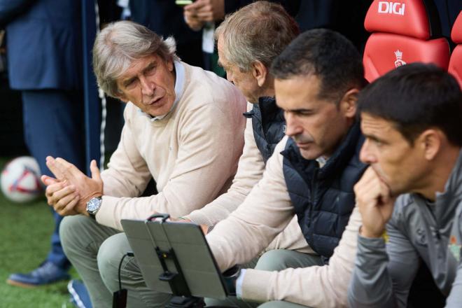 Manuel Pellegrini dialoga con Rubén Cousillas (foto: Cordón Press).