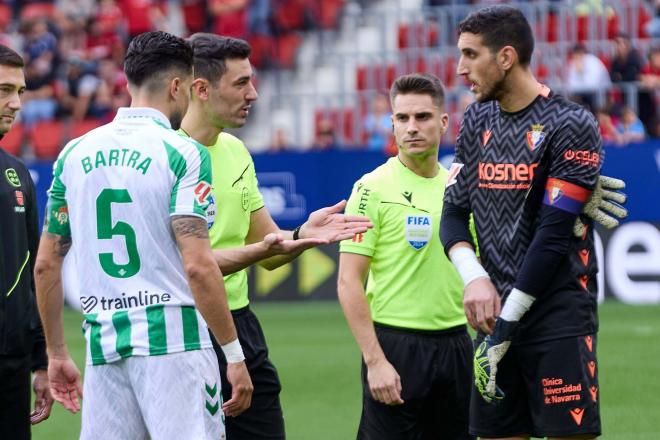 Marc Bartra ejerciendo de capitán antes del Osasuna-Betis (foto: Cordón Press).