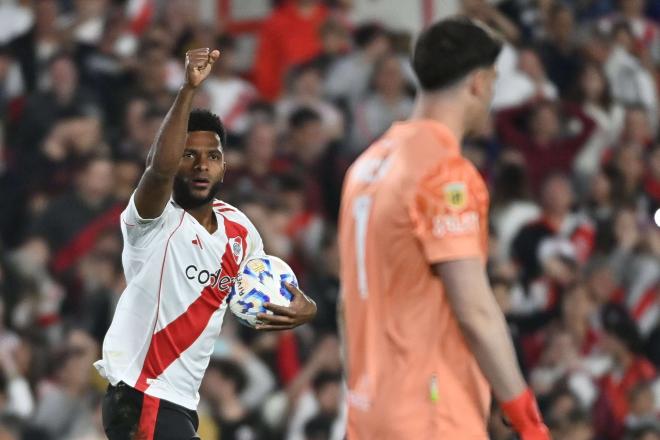 Miguel Borja celebra su gol en el River Plate-Vélez (Foto: CARP).