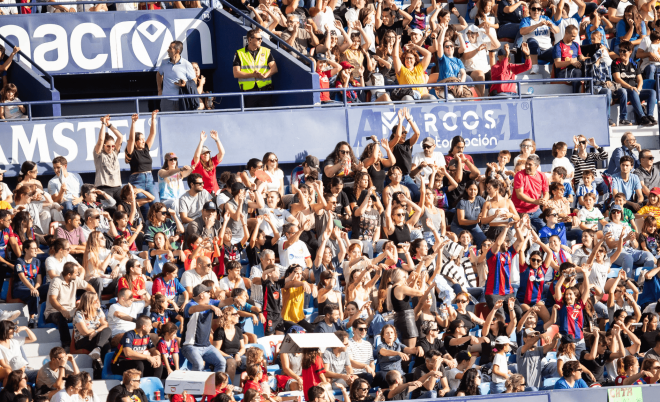 Un total de 12.269 aficionados asisten al Levante-Barcelona en el Ciutat de Valencia