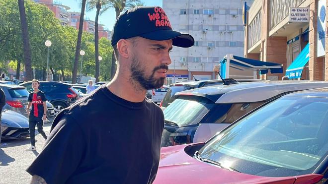 Suso, en su llegada a la clínica tras lesionarse en Barcelona (Foto: Kiko Hurtado).