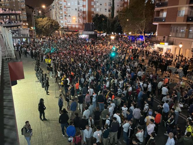 Concentración a las puertas de Mestalla