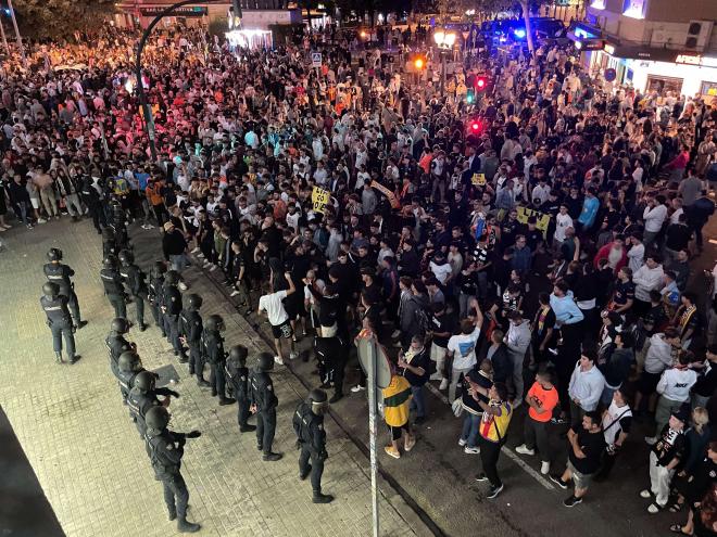 Concentración a las puertas de Mestalla